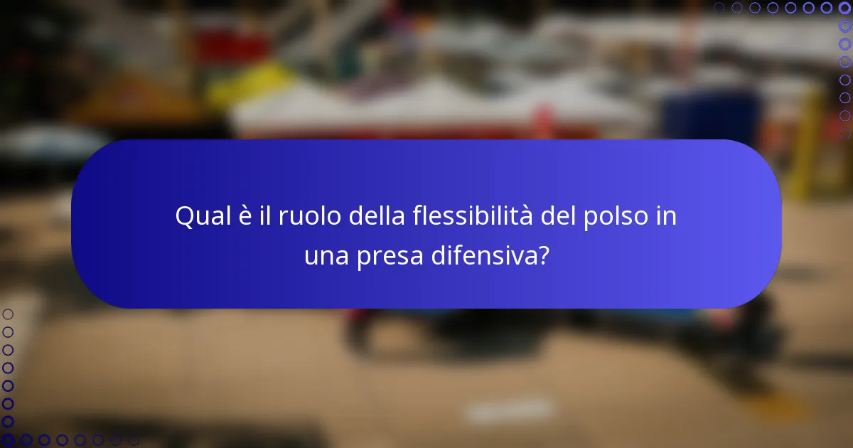 Qual è il ruolo della flessibilità del polso in una presa difensiva?